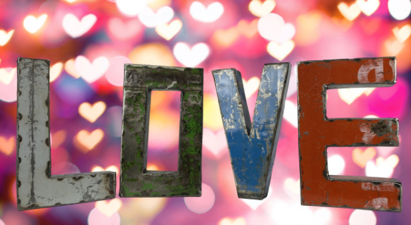 "LOVE" in Metallbuchstaben